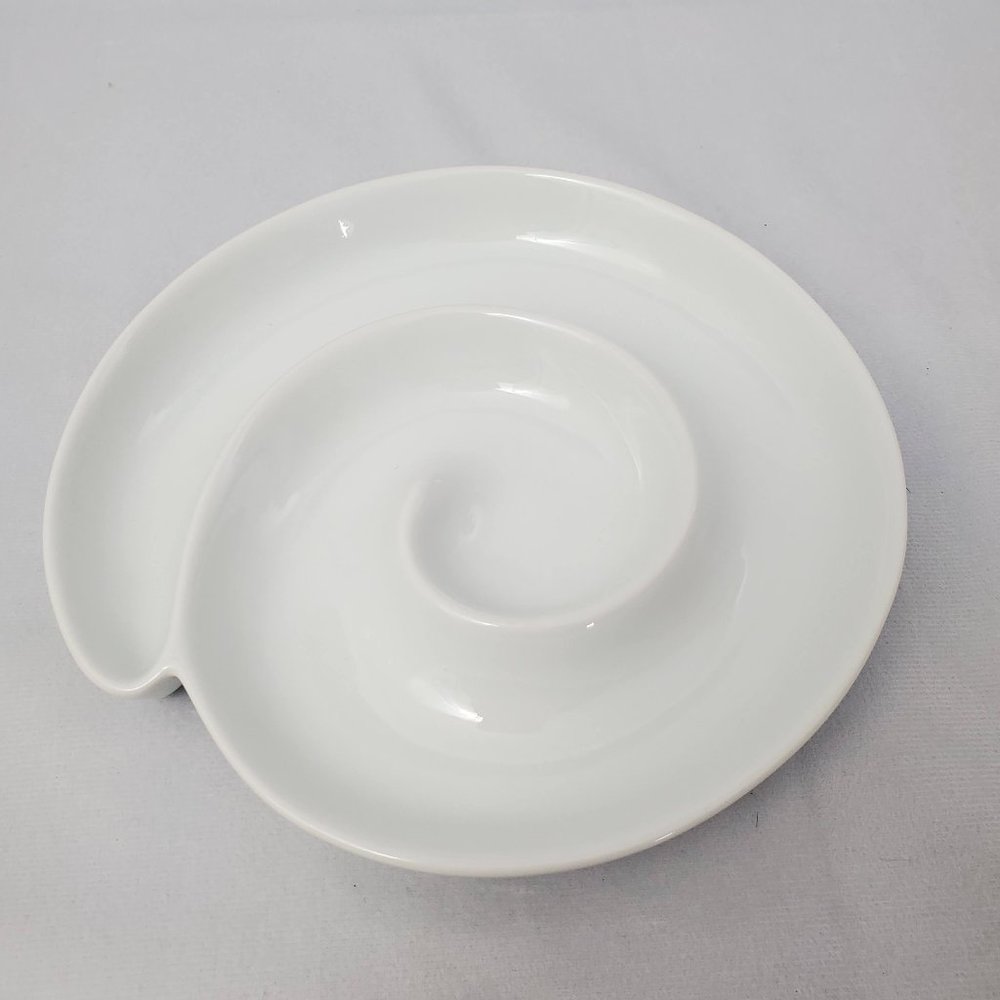 Crate & Barrel Porcelain Swirl Dish 6 5/8" diameter Oven/Microwave Safe